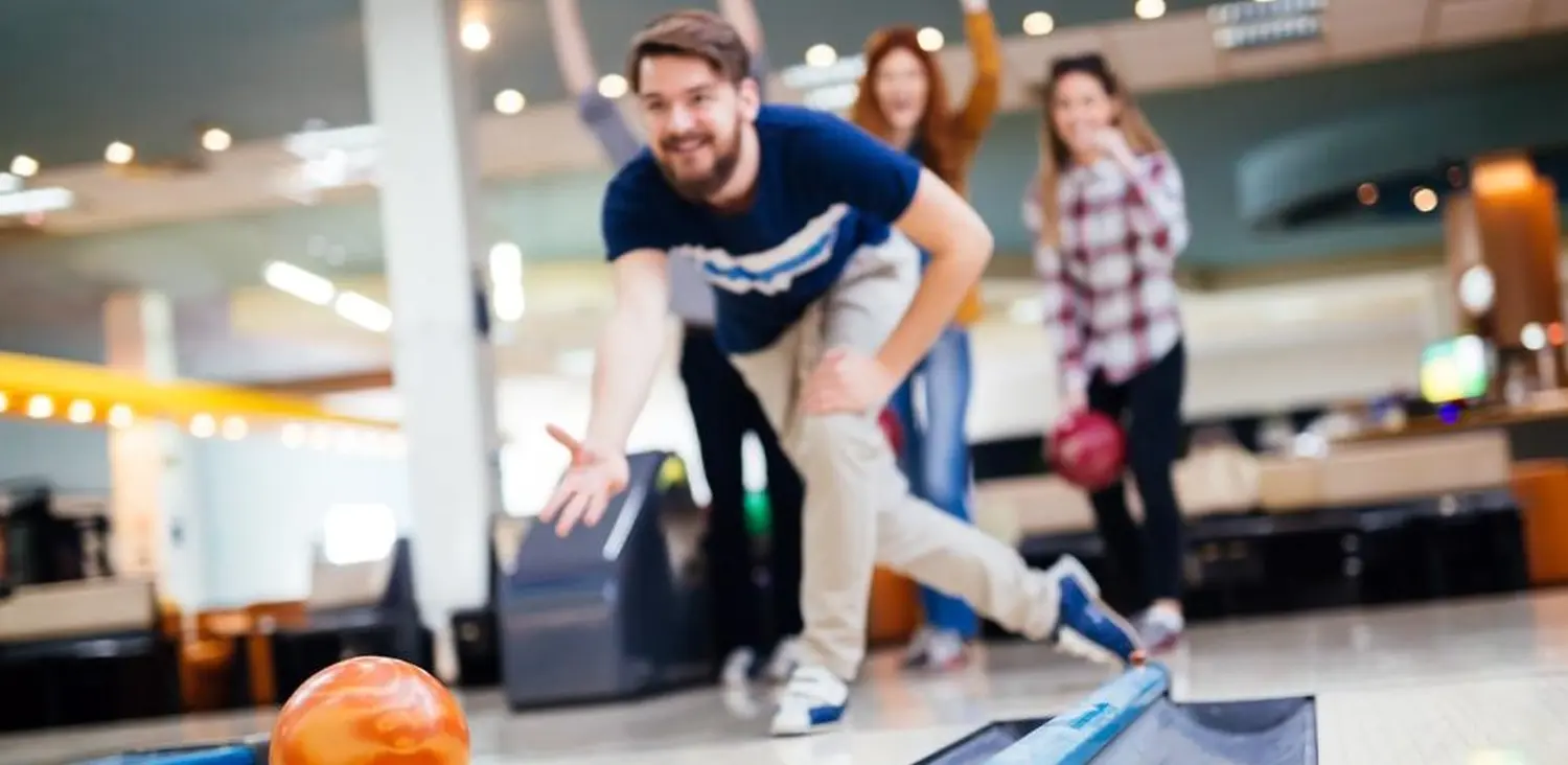 Mann spielt Bowling von Francos Esv Pizzeria Restaurant 